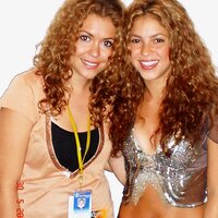 adriana_y_shakira_v.jpg