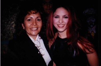 Shakira_with_a_fan_Al_fin_de_semana_25_Agosto_1999_Mexico_2.jpg