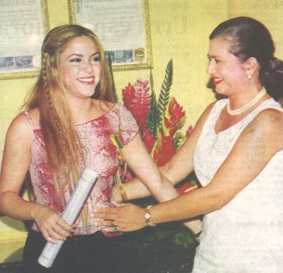 shakira_hija_cartagenaRECIBIENDO_DE_la_Alcaldesa_Gina_Benedetti_de_Velez_la_medalla_Pedro_Romero.jpg
