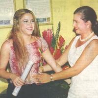 shakira_hija_cartagenaRECIBIENDO_DE_la_Alcaldesa_Gina_Benedetti_de_Velez_la_medalla_Pedro_Romero.jpg