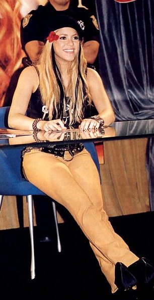 005Signing_Autographs_in_Specs_Music_Store_in_Miami_-_November_142C_2001.jpg