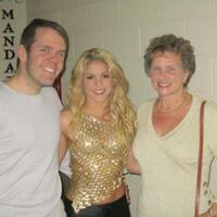 perez-hilton-and-shakira-and-momma-perez__oPt.jpg