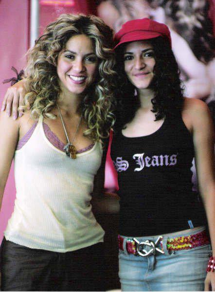 Shakira_con_fan_en_en_la_promocion_del_album_Fijacion_Oral_vol_1_en_Mexico_2814060529.jpg