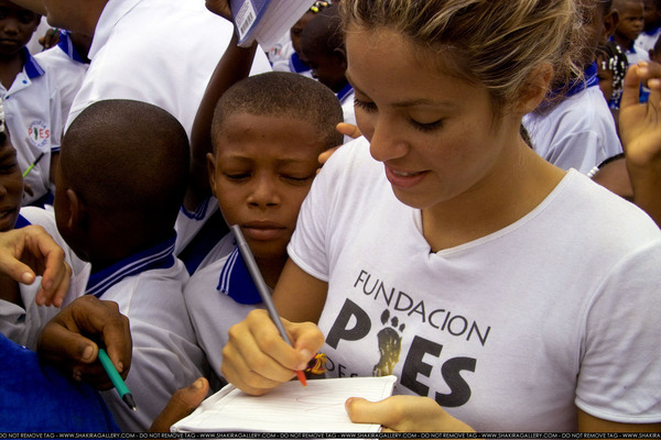 COLOMBIA-SHAKIRA-PIES_DE-32_tag.jpg