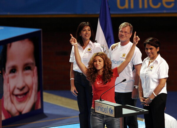 capt_500be8d2700645ce9f48faeca19d8037_el_salvador_unicef_shakira_sal107.jpg