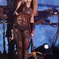 4DE5F2DB00000578-5916363-Company_Shakira_crooned_into_a_microphone_that_had_been_painted_-m-79_1530683499830.jpg