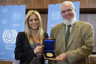 capt_ef54a58ab3af414da625ad0f7608e0bc_correction_switzerland_shakira_ilo_award_ge112.jpg