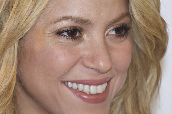 36451_celebrity_paradise_com_TheElder_Shakira2010_06_22_photocallforSbyShakira_122_503lo.jpg