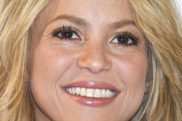 36452_celebrity_paradise_com_TheElder_Shakira2010_06_22_photocallforSbyShakira2_122_243lo.jpg