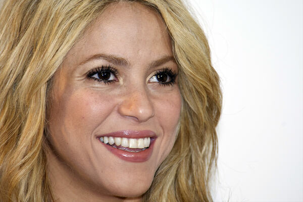 36454_celebrity_paradise_com_TheElder_Shakira2010_06_22_photocallforSbyShakira3_122_81lo.jpg