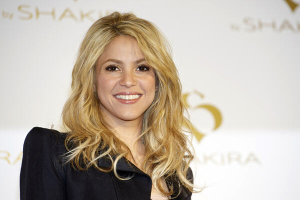 36532_celebrity_paradise_com_TheElder_Shakira2010_06_22_photocallforSbyShakira12_122_77lo.jpg
