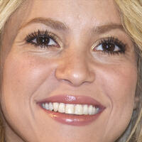 36452_celebrity_paradise_com_TheElder_Shakira2010_06_22_photocallforSbyShakira2_122_243lo.jpg