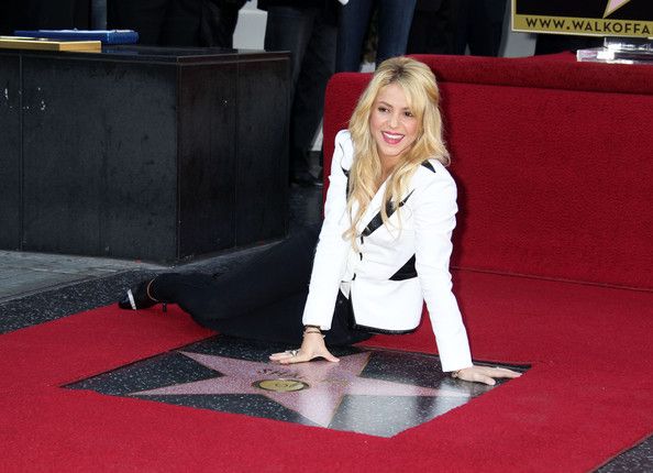 Shakira2BShakira2BReceiving2BStar2BHollywood2BWalk2Bdol5E2STn2jl.jpg