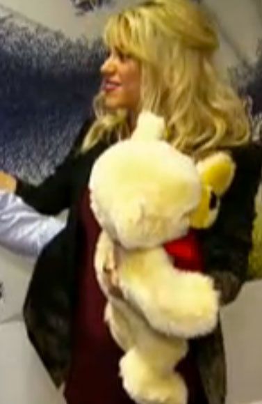 shakira_ensena_barriga_de_embarazo_en_una_television_alemana__784481986_377x580.jpg
