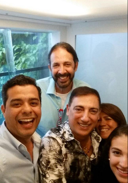 21 Juillet - Juan Luis Guerra atrapado en el elevador de mi casa!! JL espero quieras volver a visitarme!! Shak
