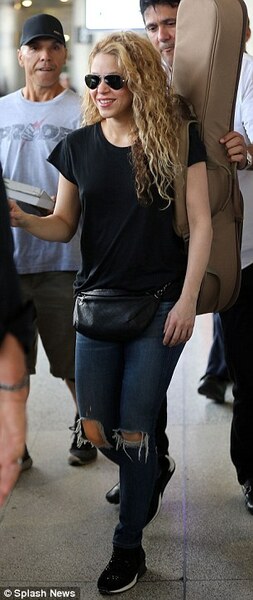 49FB84E100000578-5475477-Hip_style_Shakira_donned_a_loose_black_T_shirt_with_skinny_blue_-m-268_1520494077787.jpg
