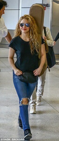 49FD71F600000578-5475477-Hip_style_Shakira_donned_a_loose_black_T_shirt_with_skinny_blue_-m-270_1520494092603.jpg