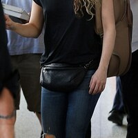 49FB84E100000578-5475477-Hip_style_Shakira_donned_a_loose_black_T_shirt_with_skinny_blue_-m-268_1520494077787.jpg