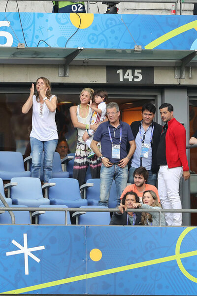 Photos-Euro-2016-Shakira-maman-exemplaire-quand-Gerard-se-fait-Pique-la-victoire_portrait_w674_281329.jpg
