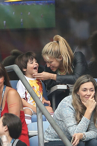 Photos-Euro-2016-Shakira-maman-exemplaire-quand-Gerard-se-fait-Pique-la-victoire_portrait_w674_281629.jpg