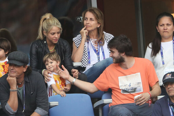 Photos-Euro-2016-Shakira-maman-exemplaire-quand-Gerard-se-fait-Pique-la-victoire_portrait_w674_282129.jpg