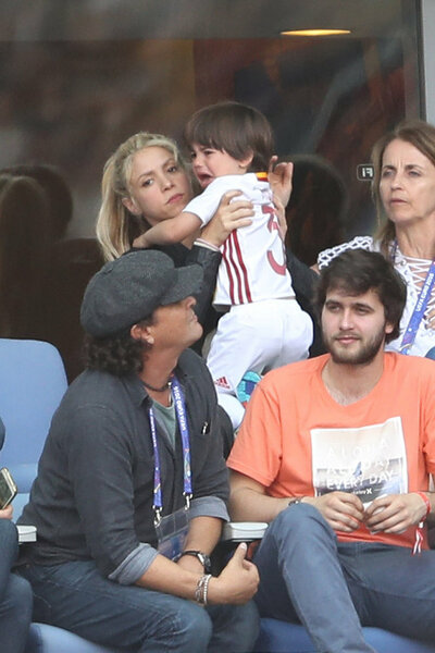 Photos-Euro-2016-Shakira-maman-exemplaire-quand-Gerard-se-fait-Pique-la-victoire_portrait_w674_282229.jpg