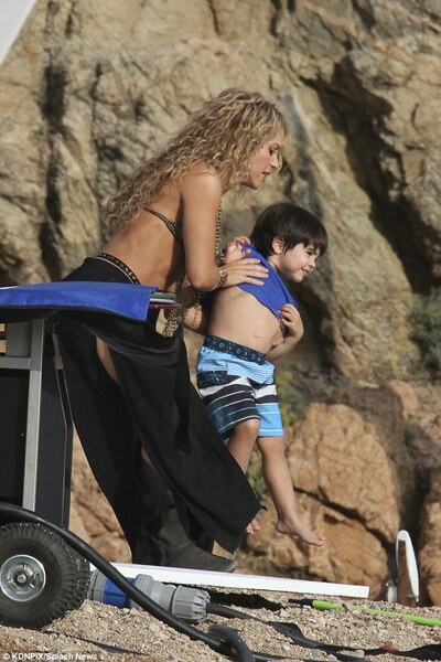2D36541800000578-3265677-Excited_In_his_swimming_shorts_Milan_looked_excited_about_headin-a-289_1444348277975.jpg