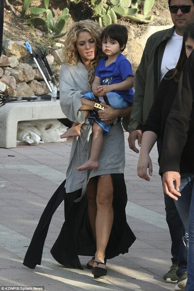 2D36553500000578-3265677-Proud_mummy_Shakira_was_later_seen_carrying_her_two_year_old_thr-a-290_1444348282261.jpg