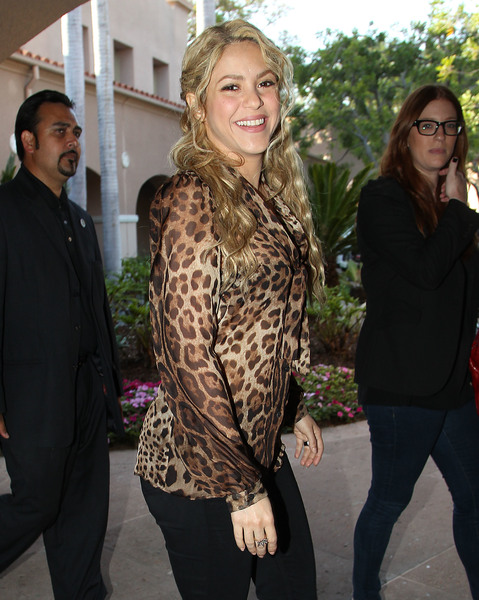 721464310_shakira_arrives_to_the_nbc_summer_press_tour_20130422_013_122_71lo.jpg