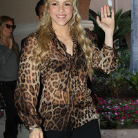 721204307_shakira_arrives_to_the_nbc_summer_press_tour_20130422_002_122_164lo.jpg