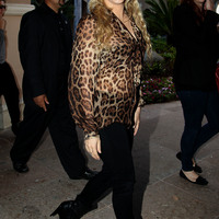 721379722_shakira_arrives_to_the_nbc_summer_press_tour_20130422_009_122_426lo_28129.jpg