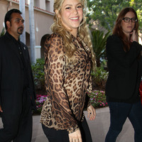 721464310_shakira_arrives_to_the_nbc_summer_press_tour_20130422_013_122_71lo.jpg