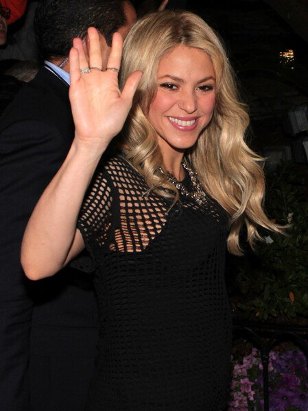 Shakira_EXTRA_outside_28529.jpg