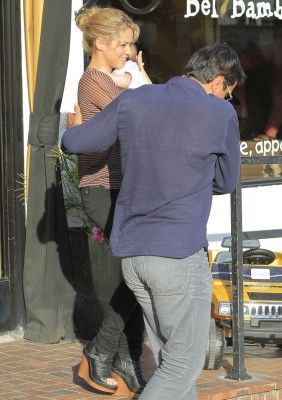 normal_Shakira_MILAN_SHOPPING_28429.JPG
