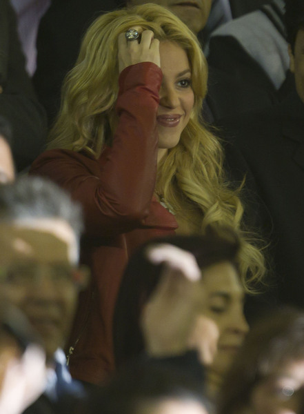 04448_Shakira_supportingGerardPiqueafterhisteamlostagainstRealMadridintheCopaDelReyfinalinValenciaApril202011_By_oTTo14_122_1016lo.jpg