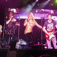 2011aeshakira5_full.jpg