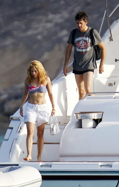 97699_Shakira3_122_98lo.jpg