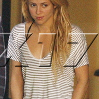 wm_Shakira102610_02.jpg