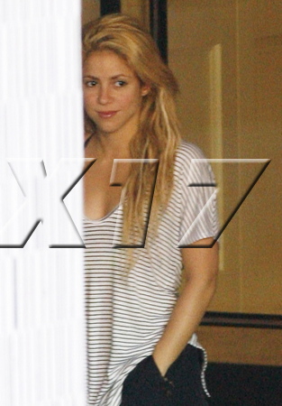 wm_Shakira102610_05.jpg