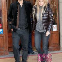shakira-and-boyfriend-spotted-in-paris__oPt.jpg