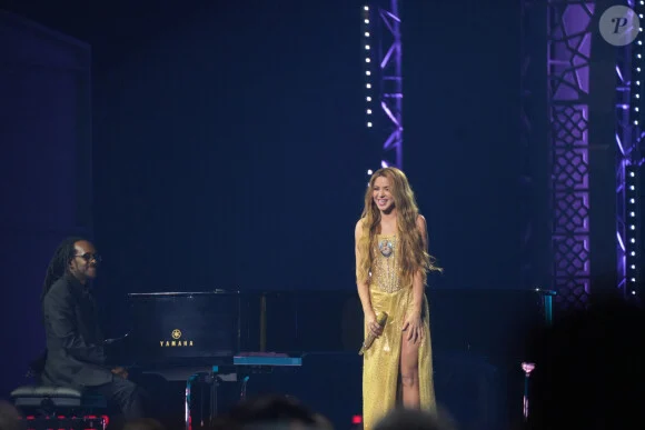 7573437-shakira-lors-de-la-ceremonie-des-latin-g-580x0-1.jpeg