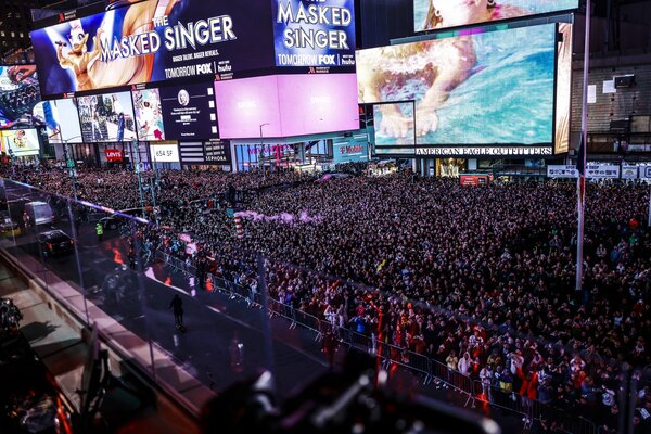 27.03.24
What a party last night at Times Square! 40,000 of you! Thanks to my wolfpack for always showing up! Auuuuuuuuuu ?? #ShakiraTSX #LMYNL 

https://www.youtube.com/watch?v=l3bxt6r3zq8
