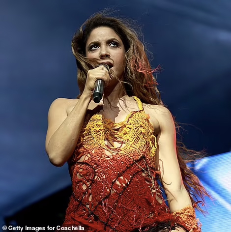 83582563-13303695-While_also_on_the_stage_Shakira_took_the_time_to_give_a_special_-a-232_1712989375358_copie.jpg
