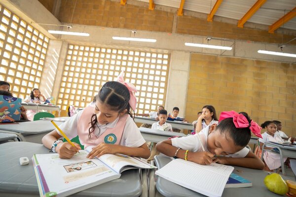 19.05.2024
Hoy inauguramos nuestro colegio número 19 
@fpiesdescalzos
 en Villas de Aranjuez, Cartagena donde 900 niños podrán acceder por fin a una educación de calidad! Muy agradecida con todos los que han hecho esto posible para nuestros niños y niñas de Colombia. Seguimos y juntos vamos por más! 
??
Gracias 
@Patricia_FPD
 
@MariaEmmaMejiaV
 por liderar este proyecto que empezamos a soñar en 2017
