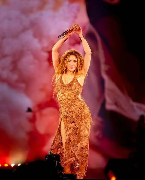 shakira_northamerica_1741474348_3584069067348632477_42344757453.jpg