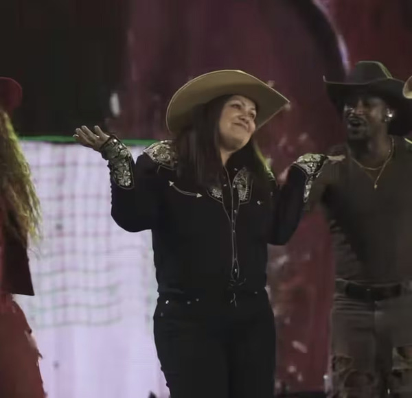 68c86db97871-lili-melgar-at-shakiras-concert.jpg