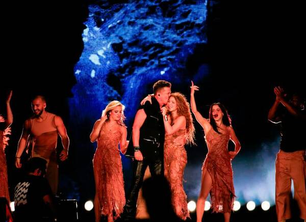 carlos-vives-shakira-en-medellin-3_47649543_20250414021435.jpg