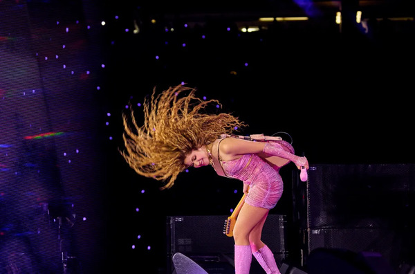 01-shakira-tour-gallery-2025-exclusives-billboard-1548.jpg