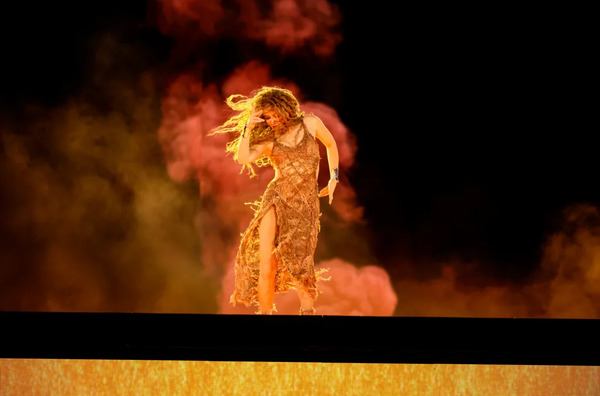 09-shakira-tour-gallery-2025-exclusives-billboard-1548.jpg