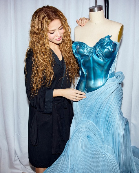 05.03.2025
05.03.2025 - The piece I’m wearing for Acróstico on my tour was designed by @gauravguptaofficial The metallic wolf plate symbolizes the wolf as a protector. The fabric of the skirt features an intricate wave design, symbolizing the Atlantic Ocean that separates the two continents where my children and I were born—Europe and South America. To complete the look, I’m wearing a ring from @tiffanyandco , representing love without end.
